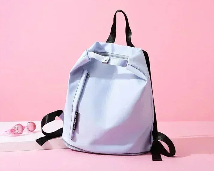 Sac de sport femme FlowBag vu de face

Intérieur spacieux du sac de sport femme FlowBag

Compartiment chaussures du FlowBag femme

FlowBag sac de sport pour yoga et fitness

FlowBag sac de sport étanche pour piscine

FlowBag sac week-end femme élégant

FlowBag sac de sport pour voyage cabine

FlowBag avec bandoulière réglable confortable

FlowBag design chic et moderne pour femme

Détails techniques du sac de sport FlowBag