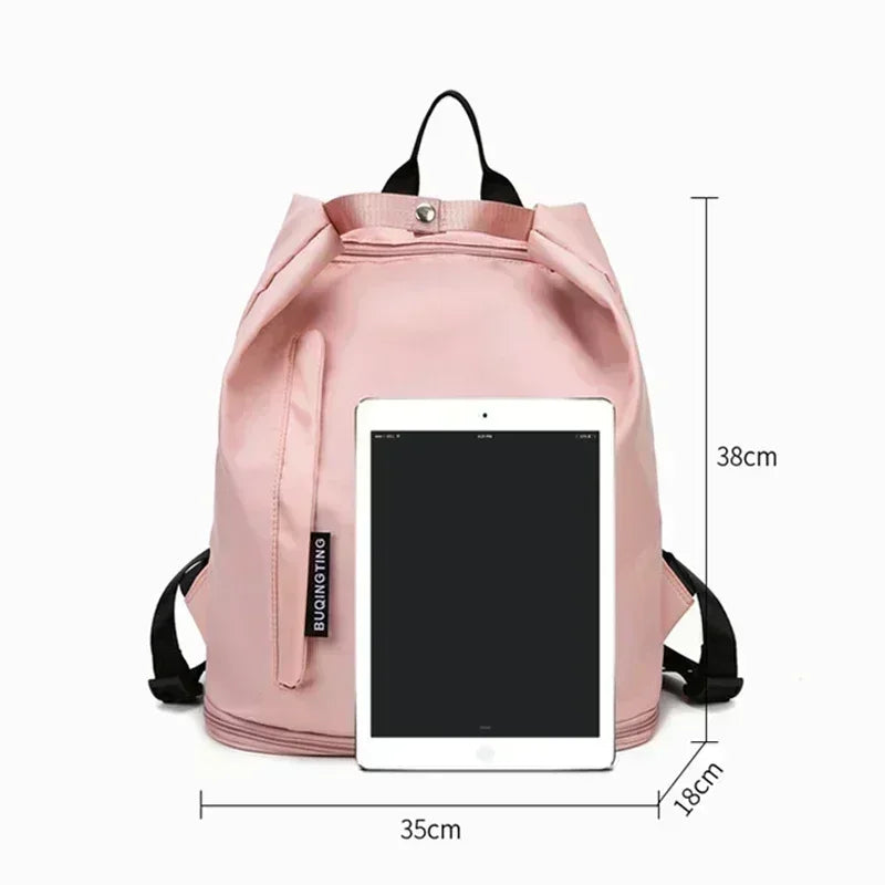 Sac de sport femme FlowBag vu de face

Intérieur spacieux du sac de sport femme FlowBag

Compartiment chaussures du FlowBag femme

FlowBag sac de sport pour yoga et fitness

FlowBag sac de sport étanche pour piscine

FlowBag sac week-end femme élégant

FlowBag sac de sport pour voyage cabine

FlowBag avec bandoulière réglable confortable

FlowBag design chic et moderne pour femme

Détails techniques du sac de sport FlowBag