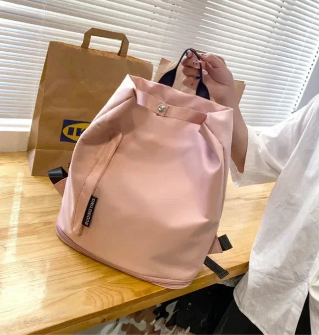 Sac de sport femme FlowBag vu de face

Intérieur spacieux du sac de sport femme FlowBag

Compartiment chaussures du FlowBag femme

FlowBag sac de sport pour yoga et fitness

FlowBag sac de sport étanche pour piscine

FlowBag sac week-end femme élégant

FlowBag sac de sport pour voyage cabine

FlowBag avec bandoulière réglable confortable

FlowBag design chic et moderne pour femme

Détails techniques du sac de sport FlowBag