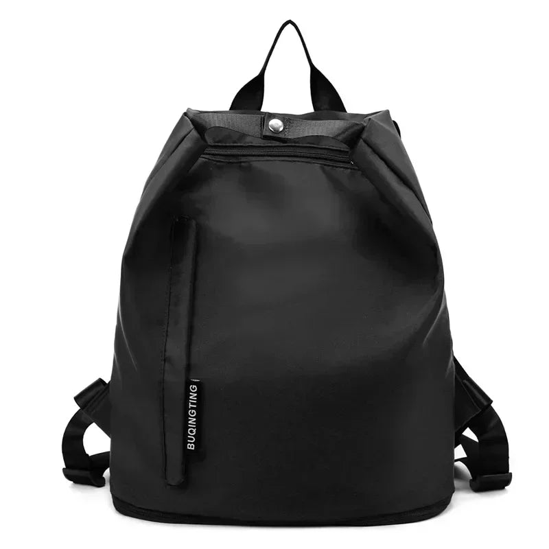 Sac de sport femme FlowBag vu de face

Intérieur spacieux du sac de sport femme FlowBag

Compartiment chaussures du FlowBag femme

FlowBag sac de sport pour yoga et fitness

FlowBag sac de sport étanche pour piscine

FlowBag sac week-end femme élégant

FlowBag sac de sport pour voyage cabine

FlowBag avec bandoulière réglable confortable

FlowBag design chic et moderne pour femme

Détails techniques du sac de sport FlowBag