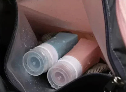 Sac de sport femme FlowBag vu de face

Intérieur spacieux du sac de sport femme FlowBag

Compartiment chaussures du FlowBag femme

FlowBag sac de sport pour yoga et fitness

FlowBag sac de sport étanche pour piscine

FlowBag sac week-end femme élégant

FlowBag sac de sport pour voyage cabine

FlowBag avec bandoulière réglable confortable

FlowBag design chic et moderne pour femme

Détails techniques du sac de sport FlowBag