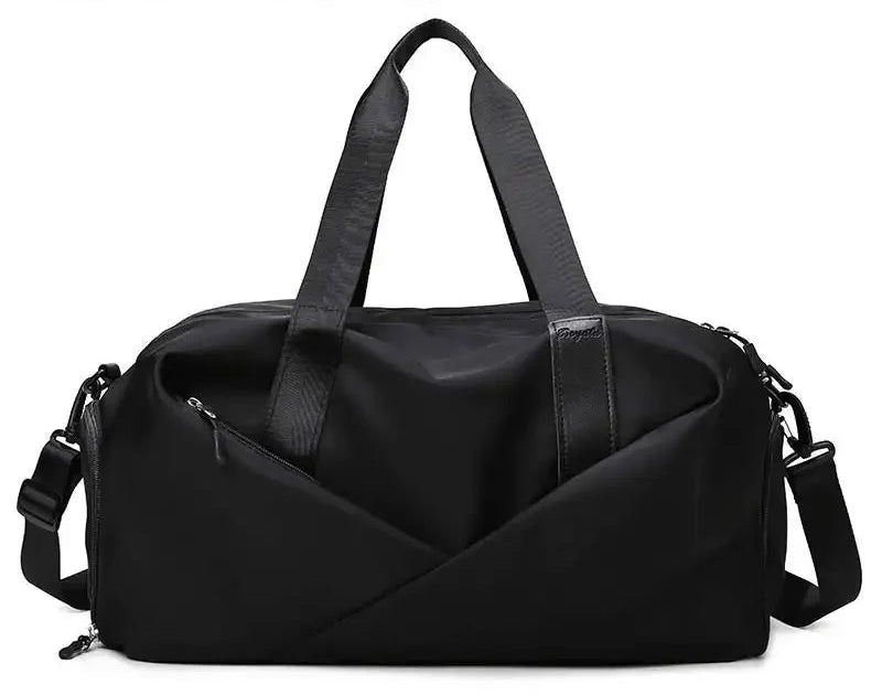 Découvrez le sac de sport femme MultiPro™, l'accessoire idéal pour les femmes actives cherchant un sac de sport femme avec compartiment étanche pour séparer vêtements secs et humides, un sac de sport femme polyvalent pour piscine yoga et bureau, un sac de sport femme durable en nylon résistant à l'eau et à l'usure, un sac de sport femme éco-responsable fabriqué avec matériaux durables, un sac de sport femme adaptable en deux tailles petit et grand pour entraînements intensifs ou week-ends improvisés, un sac