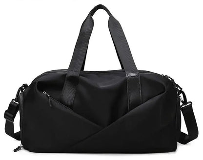 Découvrez le sac de sport femme MultiPro™, l'accessoire idéal pour les femmes actives cherchant un sac de sport femme avec compartiment étanche pour séparer vêtements secs et humides, un sac de sport femme polyvalent pour piscine yoga et bureau, un sac de sport femme durable en nylon résistant à l'eau et à l'usure, un sac de sport femme éco-responsable fabriqué avec matériaux durables, un sac de sport femme adaptable en deux tailles petit et grand pour entraînements intensifs ou week-ends improvisés, un sac