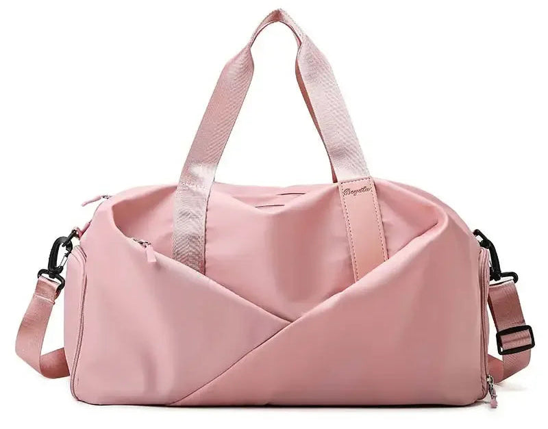 Découvrez le sac de sport femme MultiPro™, l'accessoire idéal pour les femmes actives cherchant un sac de sport femme avec compartiment étanche pour séparer vêtements secs et humides, un sac de sport femme polyvalent pour piscine yoga et bureau, un sac de sport femme durable en nylon résistant à l'eau et à l'usure, un sac de sport femme éco-responsable fabriqué avec matériaux durables, un sac de sport femme adaptable en deux tailles petit et grand pour entraînements intensifs ou week-ends improvisés, un sac
