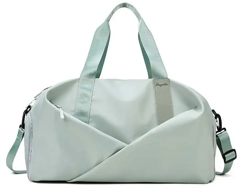 Découvrez le sac de sport femme MultiPro™, l'accessoire idéal pour les femmes actives cherchant un sac de sport femme avec compartiment étanche pour séparer vêtements secs et humides, un sac de sport femme polyvalent pour piscine yoga et bureau, un sac de sport femme durable en nylon résistant à l'eau et à l'usure, un sac de sport femme éco-responsable fabriqué avec matériaux durables, un sac de sport femme adaptable en deux tailles petit et grand pour entraînements intensifs ou week-ends improvisés, un sac