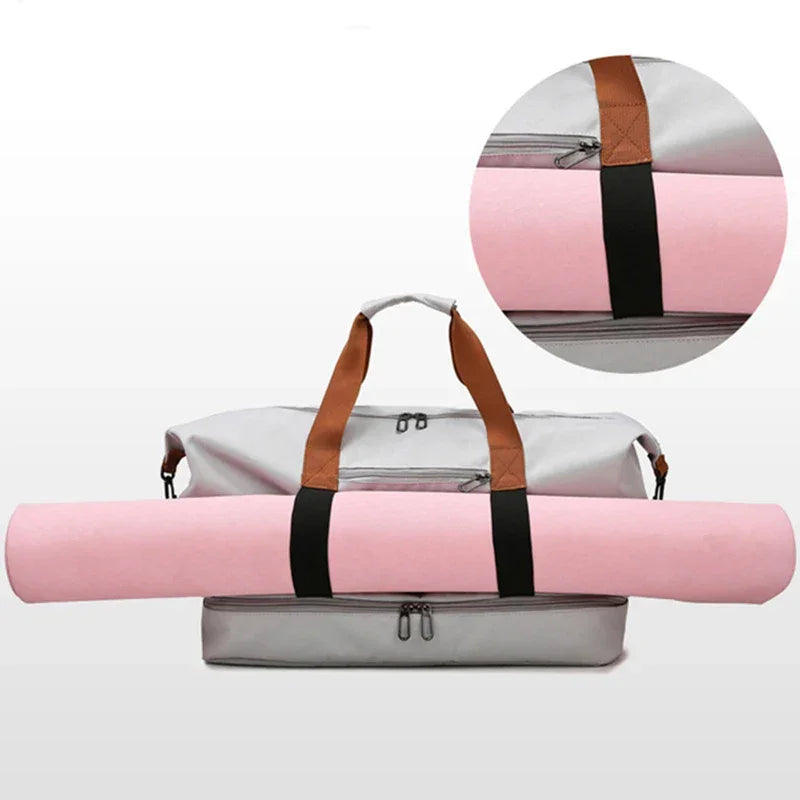 Le sac de sport femme Movella™ est l’allié élégant et fonctionnel de toutes les femmes actives à la recherche d’un sac de sport femme imperméable, à la fois chic et pratique. Conçu en tissu Oxford hydrofuge, il protège vos effets personnels, que ce soit après la piscine, une séance de yoga, de fitness, ou durant un week-end de 2 nuits. Sa grande capacité de 20 à 35 litres et ses multiples compartiments intelligents en font un sac de sport femme grande capacité idéal pour organiser vos affaires. 