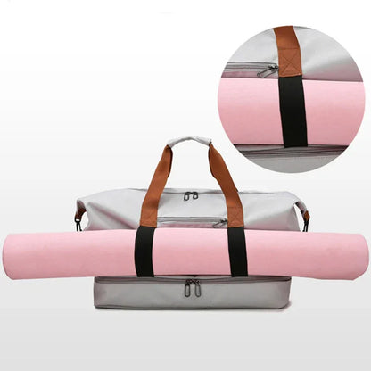 Le sac de sport femme Movella™ est l’allié élégant et fonctionnel de toutes les femmes actives à la recherche d’un sac de sport femme imperméable, à la fois chic et pratique. Conçu en tissu Oxford hydrofuge, il protège vos effets personnels, que ce soit après la piscine, une séance de yoga, de fitness, ou durant un week-end de 2 nuits. Sa grande capacité de 20 à 35 litres et ses multiples compartiments intelligents en font un sac de sport femme grande capacité idéal pour organiser vos affaires. 