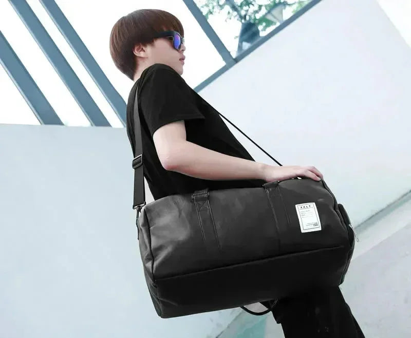 Le sac de sport femme Élégance Polyvalent™ se distingue par son design raffiné et fonctionnel. Conçu en cuir PU souple et imperméable, il protège vos affaires dans toutes les conditions tout en ajoutant une touche chic à votre style. Son compartiment à chaussures séparé garde vos baskets à part, préservant la propreté et l’organisation de votre espace intérieur. Grâce à son grand volume de 20 à 35 litres, il accueille aisément vêtements, accessoires de sport et effets personnels. Ses poches zippées multiple