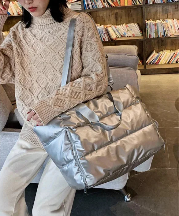 Découvrez le sac de sport femme ImperFit™, l'accessoire parfait pour les femmes actives cherchant un sac de sport femme imperméable en nylon Oxford haute densité déperlant anti-usure et respirant, un sac de sport femme grande capacité 36-55L modulable pour fitness yoga piscine ou voyage week-end, un sac de sport femme avec compartiment chaussures ventilé pour séparer linge propre et affaires mouillées, un sac de sport femme porte-tapis yoga intégré idéal pour séances pilates ou yoga femme imperméable, un sa