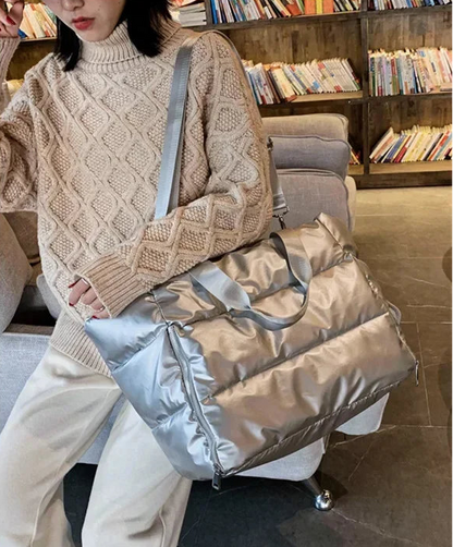 Découvrez le sac de sport femme ImperFit™, l'accessoire parfait pour les femmes actives cherchant un sac de sport femme imperméable en nylon Oxford haute densité déperlant anti-usure et respirant, un sac de sport femme grande capacité 36-55L modulable pour fitness yoga piscine ou voyage week-end, un sac de sport femme avec compartiment chaussures ventilé pour séparer linge propre et affaires mouillées, un sac de sport femme porte-tapis yoga intégré idéal pour séances pilates ou yoga femme imperméable, un sa