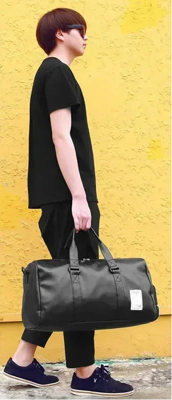 Le sac de sport femme Élégance Polyvalent™ se distingue par son design raffiné et fonctionnel. Conçu en cuir PU souple et imperméable, il protège vos affaires dans toutes les conditions tout en ajoutant une touche chic à votre style. Son compartiment à chaussures séparé garde vos baskets à part, préservant la propreté et l’organisation de votre espace intérieur. Grâce à son grand volume de 20 à 35 litres, il accueille aisément vêtements, accessoires de sport et effets personnels. Ses poches zippées multiple