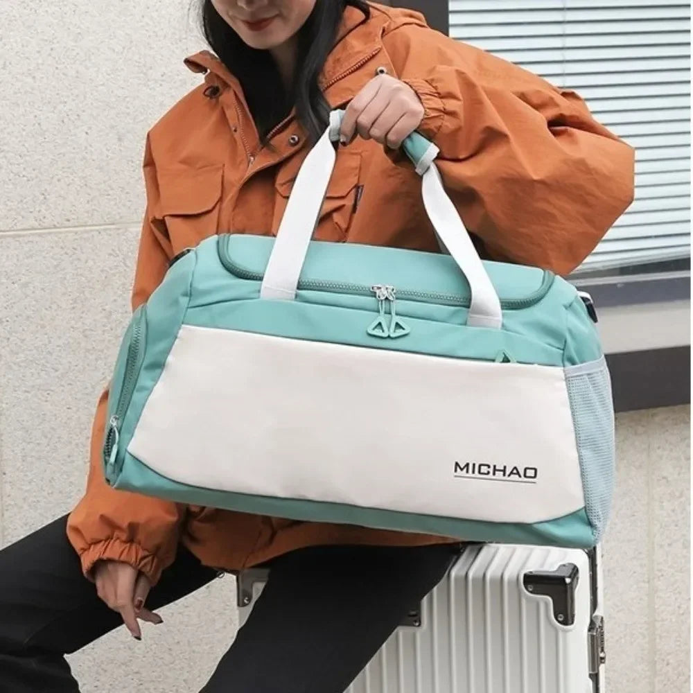 Découvrez le sac de sport femme avec compartiment étanche pour vêtements humides, idéal pour les femmes actives cherchant un sac de sport femme polyvalent pour yoga et piscine, ce sac de sport femme imperméable en polyester Oxford résistant aux intempéries offre une organisation intelligente avec séparation sèche et humide pour éviter les odeurs désagréables, parfait comme sac de sport femme grande capacité 50x27x23 cm pour week-end improvisé ou entraînement quotidien, disponible en coloris tendance comme s