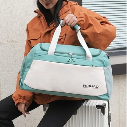 Découvrez le sac de sport femme avec compartiment étanche pour vêtements humides, idéal pour les femmes actives cherchant un sac de sport femme polyvalent pour yoga et piscine, ce sac de sport femme imperméable en polyester Oxford résistant aux intempéries offre une organisation intelligente avec séparation sèche et humide pour éviter les odeurs désagréables, parfait comme sac de sport femme grande capacité 50x27x23 cm pour week-end improvisé ou entraînement quotidien, disponible en coloris tendance comme s