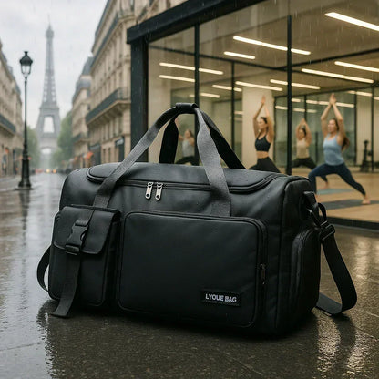 Le sac de sport femme Nuvoria™ se distingue par son design élégant et fonctionnel. Conçu en nylon imperméable, il protège vos affaires dans toutes les conditions. Son compartiment à chaussures ventilé garde vos baskets séparées et fraîches. Avec son grand espace principal, il accueille facilement vêtements, serviette et accessoires. Grâce à son manchon trolley intégré, il devient un parfait sac de voyage week-end. Ses poches zippées latérales permettent une organisation impeccable au quotidien. 