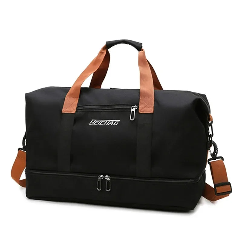 Le sac de sport femme Movella™ est l’allié élégant et fonctionnel de toutes les femmes actives à la recherche d’un sac de sport femme imperméable, à la fois chic et pratique. Conçu en tissu Oxford hydrofuge, il protège vos effets personnels, que ce soit après la piscine, une séance de yoga, de fitness, ou durant un week-end de 2 nuits. Sa grande capacité de 20 à 35 litres et ses multiples compartiments intelligents en font un sac de sport femme grande capacité idéal pour organiser vos affaires. 