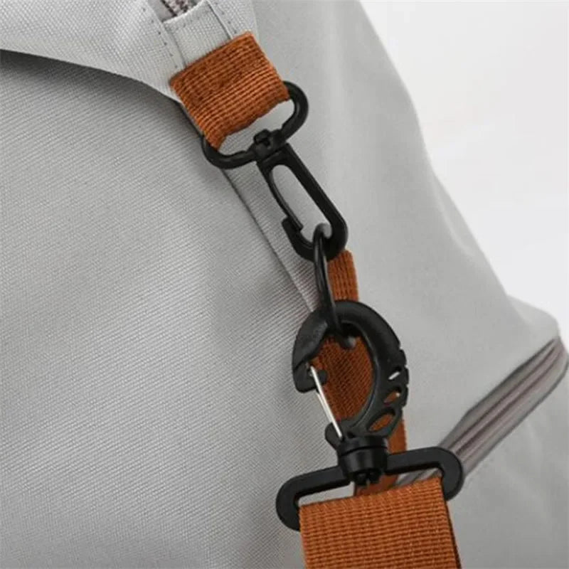 Le sac de sport femme Movella™ est l’allié élégant et fonctionnel de toutes les femmes actives à la recherche d’un sac de sport femme imperméable, à la fois chic et pratique. Conçu en tissu Oxford hydrofuge, il protège vos effets personnels, que ce soit après la piscine, une séance de yoga, de fitness, ou durant un week-end de 2 nuits. Sa grande capacité de 20 à 35 litres et ses multiples compartiments intelligents en font un sac de sport femme grande capacité idéal pour organiser vos affaires. 