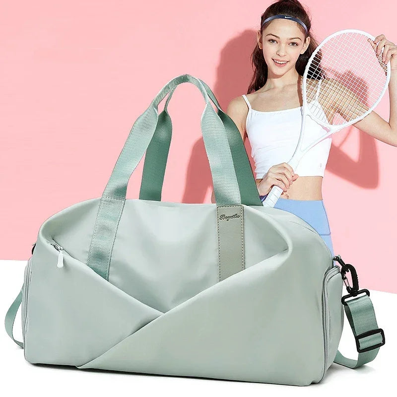 Découvrez le sac de sport femme MultiPro™, l'accessoire idéal pour les femmes actives cherchant un sac de sport femme avec compartiment étanche pour séparer vêtements secs et humides, un sac de sport femme polyvalent pour piscine yoga et bureau, un sac de sport femme durable en nylon résistant à l'eau et à l'usure, un sac de sport femme éco-responsable fabriqué avec matériaux durables, un sac de sport femme adaptable en deux tailles petit et grand pour entraînements intensifs ou week-ends improvisés, un sac