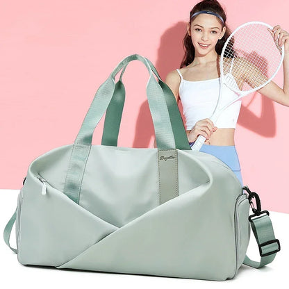 Découvrez le sac de sport femme MultiPro™, l'accessoire idéal pour les femmes actives cherchant un sac de sport femme avec compartiment étanche pour séparer vêtements secs et humides, un sac de sport femme polyvalent pour piscine yoga et bureau, un sac de sport femme durable en nylon résistant à l'eau et à l'usure, un sac de sport femme éco-responsable fabriqué avec matériaux durables, un sac de sport femme adaptable en deux tailles petit et grand pour entraînements intensifs ou week-ends improvisés, un sac