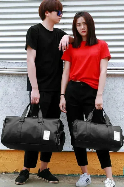 Le sac de sport femme Élégance Polyvalent™ se distingue par son design raffiné et fonctionnel. Conçu en cuir PU souple et imperméable, il protège vos affaires dans toutes les conditions tout en ajoutant une touche chic à votre style. Son compartiment à chaussures séparé garde vos baskets à part, préservant la propreté et l’organisation de votre espace intérieur. Grâce à son grand volume de 20 à 35 litres, il accueille aisément vêtements, accessoires de sport et effets personnels. Ses poches zippées multiple