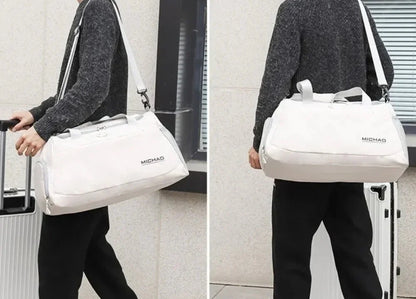 Découvrez le sac de sport femme avec compartiment étanche pour vêtements humides, idéal pour les femmes actives cherchant un sac de sport femme polyvalent pour yoga et piscine, ce sac de sport femme imperméable en polyester Oxford résistant aux intempéries offre une organisation intelligente avec séparation sèche et humide pour éviter les odeurs désagréables, parfait comme sac de sport femme grande capacité 50x27x23 cm pour week-end improvisé ou entraînement quotidien, disponible en coloris tendance comme s