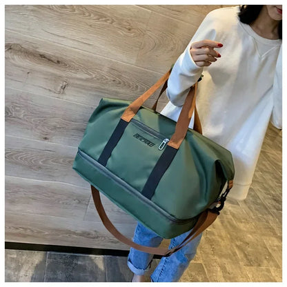 Découvrez le sac de sport femme Movella™, l'accessoire indispensable pour les femmes actives à la recherche d'un sac de sport femme imperméable en tissu Oxford résistant aux intempéries, un sac de sport femme avec compartiment séparé pour chaussures et linge humide pour une organisation hygiénique, un sac de sport femme polyvalent adaptable du bureau à la salle de sport avec capacité généreuse de 20-35L pour 3-5 jours d'affaires, un sac de sport femme élégant disponible en 7 couleurs tendance comme vert kak