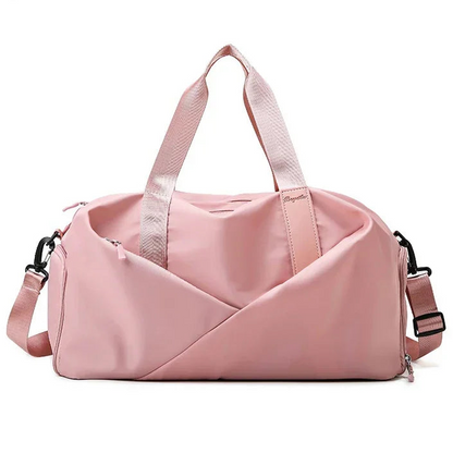 Découvrez le sac de sport femme MultiPro™, l'accessoire idéal pour les femmes actives cherchant un sac de sport femme avec compartiment étanche pour séparer vêtements secs et humides, un sac de sport femme polyvalent pour piscine yoga et bureau, un sac de sport femme durable en nylon résistant à l'eau et à l'usure, un sac de sport femme éco-responsable fabriqué avec matériaux durables, un sac de sport femme adaptable en deux tailles petit et grand pour entraînements intensifs ou week-ends improvisés, un sac