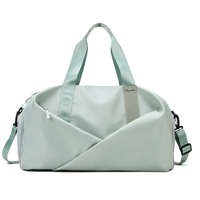 Découvrez le sac de sport femme MultiPro™, l'accessoire idéal pour les femmes actives cherchant un sac de sport femme avec compartiment étanche pour séparer vêtements secs et humides, un sac de sport femme polyvalent pour piscine yoga et bureau, un sac de sport femme durable en nylon résistant à l'eau et à l'usure, un sac de sport femme éco-responsable fabriqué avec matériaux durables, un sac de sport femme adaptable en deux tailles petit et grand pour entraînements intensifs ou week-ends improvisés, un sac