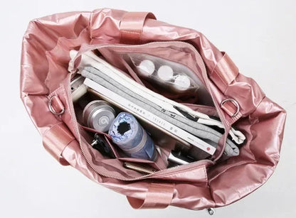 Découvrez le sac de sport femme ImperFit™, l'accessoire parfait pour les femmes actives cherchant un sac de sport femme imperméable en nylon Oxford haute densité déperlant anti-usure et respirant, un sac de sport femme grande capacité 36-55L modulable pour fitness yoga piscine ou voyage week-end, un sac de sport femme avec compartiment chaussures ventilé pour séparer linge propre et affaires mouillées, un sac de sport femme porte-tapis yoga intégré idéal pour séances pilates ou yoga femme imperméable