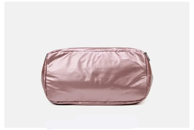 Découvrez le sac de sport femme ImperFit™, l'accessoire parfait pour les femmes actives cherchant un sac de sport femme imperméable en nylon Oxford haute densité déperlant anti-usure et respirant, un sac de sport femme grande capacité 36-55L modulable pour fitness yoga piscine ou voyage week-end, un sac de sport femme avec compartiment chaussures ventilé pour séparer linge propre et affaires mouillées, un sac de sport femme porte-tapis yoga intégré idéal pour séances pilates ou yoga femme imperméable, un sa