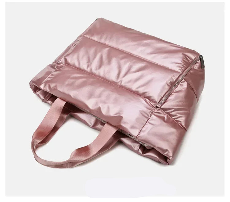 Découvrez le sac de sport femme ImperFit™, l'accessoire parfait pour les femmes actives cherchant un sac de sport femme imperméable en nylon Oxford haute densité déperlant anti-usure et respirant, un sac de sport femme grande capacité 36-55L modulable pour fitness yoga piscine ou voyage week-end, un sac de sport femme avec compartiment chaussures ventilé pour séparer linge propre et affaires mouillées, un sac de sport femme porte-tapis yoga intégré idéal pour séances pilates ou yoga femme imperméable, un sa