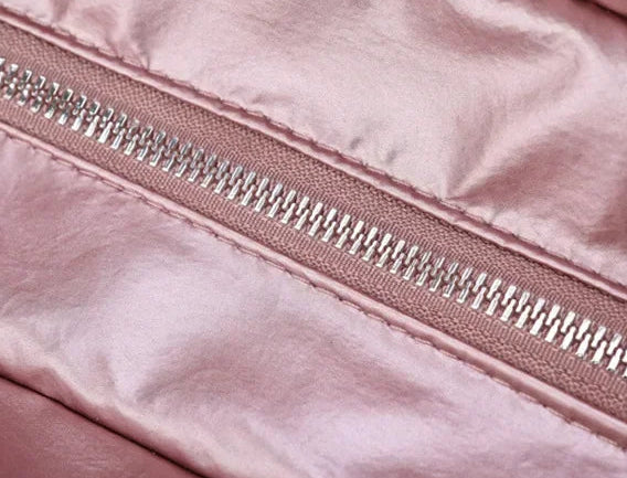 Découvrez le sac de sport femme ImperFit™, l'accessoire parfait pour les femmes actives cherchant un sac de sport femme imperméable en nylon Oxford haute densité déperlant anti-usure et respirant, un sac de sport femme grande capacité 36-55L modulable pour fitness yoga piscine ou voyage week-end, un sac de sport femme avec compartiment chaussures ventilé pour séparer linge propre et affaires mouillées, un sac de sport femme porte-tapis yoga intégré idéal pour séances pilates ou yoga femme imperméable