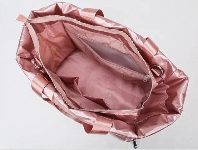 Découvrez le sac de sport femme ImperFit™, l'accessoire parfait pour les femmes actives cherchant un sac de sport femme imperméable en nylon Oxford haute densité déperlant anti-usure et respirant, un sac de sport femme grande capacité 36-55L modulable pour fitness yoga piscine ou voyage week-end, un sac de sport femme avec compartiment chaussures ventilé pour séparer linge propre et affaires mouillées, un sac de sport femme porte-tapis yoga intégré idéal pour séances pilates ou yoga femme imperméable