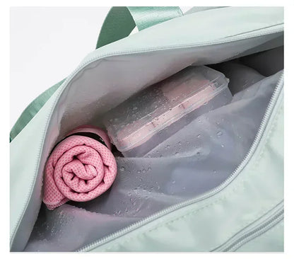 Découvrez le sac de sport femme MultiPro™, l'accessoire idéal pour les femmes actives cherchant un sac de sport femme avec compartiment étanche pour séparer vêtements secs et humides, un sac de sport femme polyvalent pour piscine yoga et bureau, un sac de sport femme durable en nylon résistant à l'eau et à l'usure, un sac de sport femme éco-responsable fabriqué avec matériaux durables, un sac de sport femme adaptable en deux tailles petit et grand pour entraînements intensifs ou week-ends improvisés, un sac