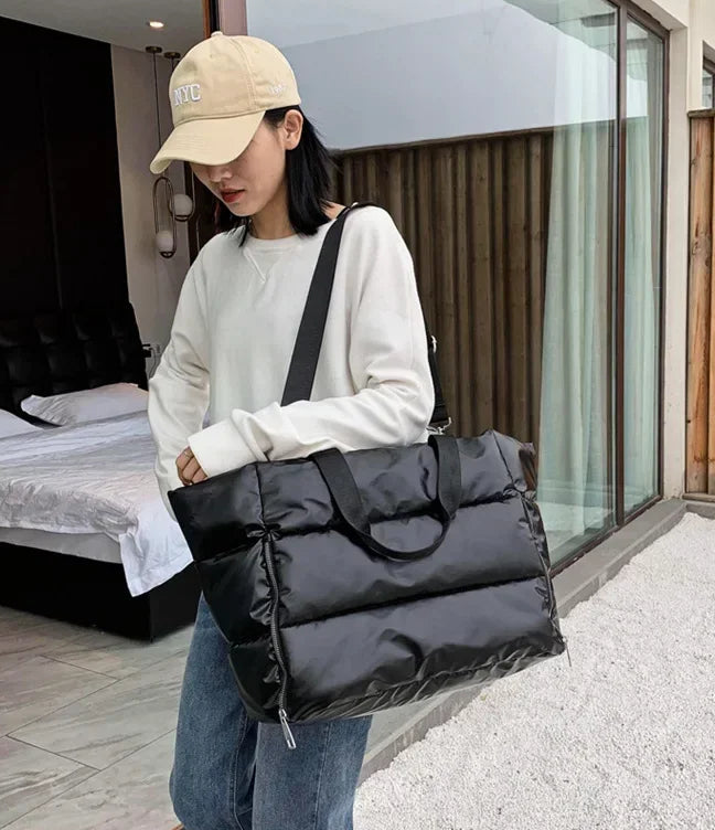 Découvrez le sac de sport femme ImperFit™, l'accessoire parfait pour les femmes actives cherchant un sac de sport femme imperméable en nylon Oxford haute densité déperlant anti-usure et respirant, un sac de sport femme grande capacité 36-55L modulable pour fitness yoga piscine ou voyage week-end, un sac de sport femme avec compartiment chaussures ventilé pour séparer linge propre et affaires mouillées, un sac de sport femme porte-tapis yoga intégré idéal pour séances pilates ou yoga femme imperméable, un sa