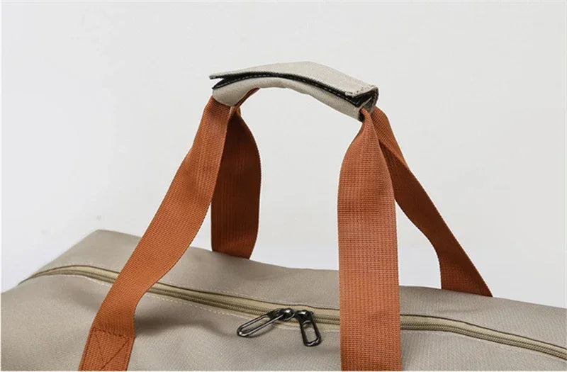 Découvrez le sac de sport femme Movella™, l'accessoire indispensable pour les femmes actives à la recherche d'un sac de sport femme imperméable en tissu Oxford résistant aux intempéries, un sac de sport femme avec compartiment séparé pour chaussures et linge humide pour une organisation hygiénique, un sac de sport femme polyvalent adaptable du bureau à la salle de sport avec capacité généreuse de 20-35L pour 3-5 jours d'affaires, un sac de sport femme élégant disponible en 7 couleurs tendance comme vert kak