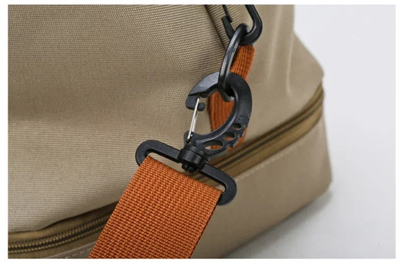 Découvrez le sac de sport femme Movella™, l'accessoire indispensable pour les femmes actives à la recherche d'un sac de sport femme imperméable en tissu Oxford résistant aux intempéries, un sac de sport femme avec compartiment séparé pour chaussures et linge humide pour une organisation hygiénique, un sac de sport femme polyvalent adaptable du bureau à la salle de sport avec capacité généreuse de 20-35L pour 3-5 jours d'affaires, un sac de sport femme élégant disponible en 7 couleurs tendance comme vert kak