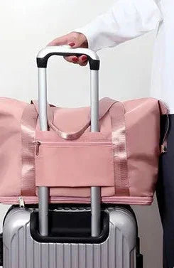 Découvrez le sac de sport femme PowerMove™ allié stylé pour activités quotidiennes actives, idéal comme sac de sport femme ultraléger imperméable en polyester résistant pour salle fitness yoga et natation, ce sac de sport femme multifonction avec compartiment sec et humide évite mélange vêtements mouillés et affaires sèches pour organisation parfaite, parfait pour sac de sport femme tote décontracté grande capacité adaptable week-end improvisé ou voyages courts de la boutique RangementChic, un sac de sport 