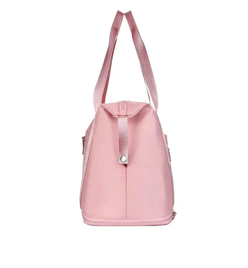 Découvrez le sac de sport femme PowerMove™ allié stylé pour activités quotidiennes actives, idéal comme sac de sport femme ultraléger imperméable en polyester résistant pour salle fitness yoga et natation, ce sac de sport femme multifonction avec compartiment sec et humide évite mélange vêtements mouillés et affaires sèches pour organisation parfaite, parfait pour sac de sport femme tote décontracté grande capacité adaptable week-end improvisé ou voyages courts de la boutique RangementChic, un sac de sport 