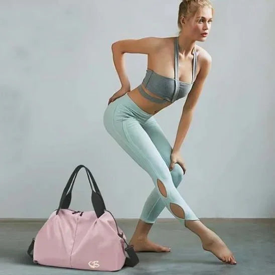 Sac de sport femme PowerFit™ ouvert montrant ses compartiments

Sac de sport femme PowerFit™ fermé, design élégant et compact

Poches intérieures organisées du sac de sport femme pour linge sale

Poche zippée arrière sécurisée du sac de sport femme PowerFit™

Sac de sport femme avec tenue de gym, prêt pour l'entraînement

Sac de sport femme PowerFit™ porté à la main, style moderne

Détail du tissu Oxford imperméable du sac de sport femme

Organisation du contenu dans le sac de sport femme PowerFit™

