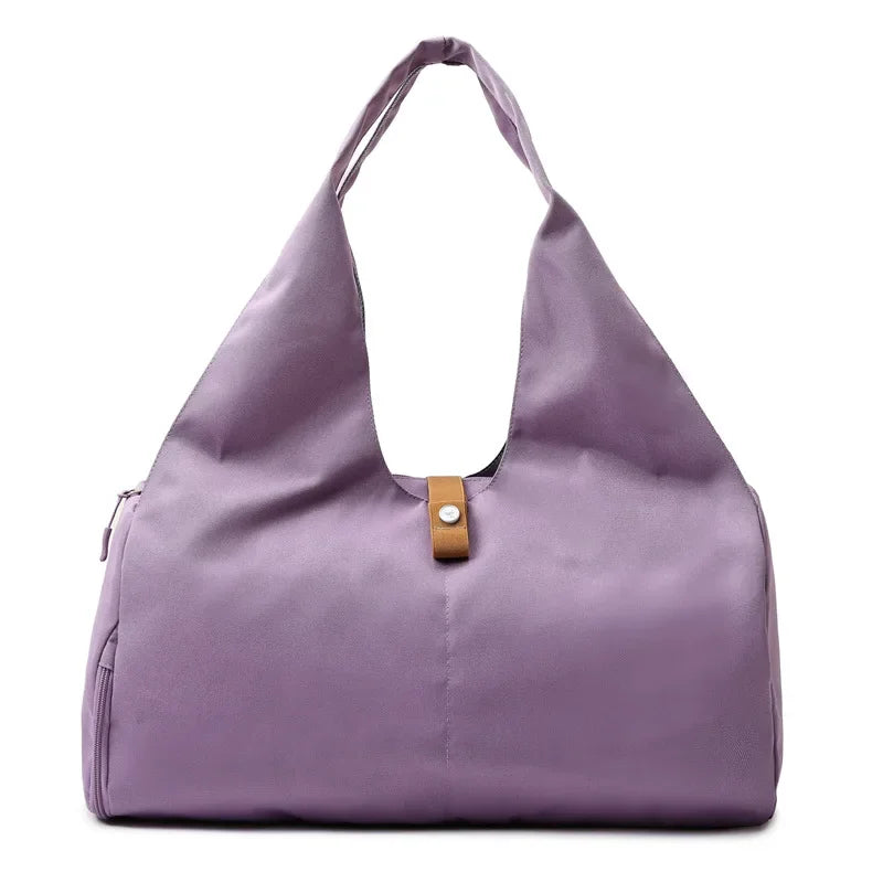 Découvrez le sac de sport femme élégant et fonctionnel pour toutes activités quotidiennes, idéal comme sac de sport femme 25L en nylon imperméable résistant à la pluie pour yoga et natation, ce sac de sport femme polyvalent avec compartiment chaussures indépendant évite les odeurs et salissures sur vêtements propres, parfait pour sac de sport femme avec poche étanche intérieure pour séparer maillots humides et affaires sèches lors de séances fitness ou piscine, disponible en design unisexe comme sac de spor