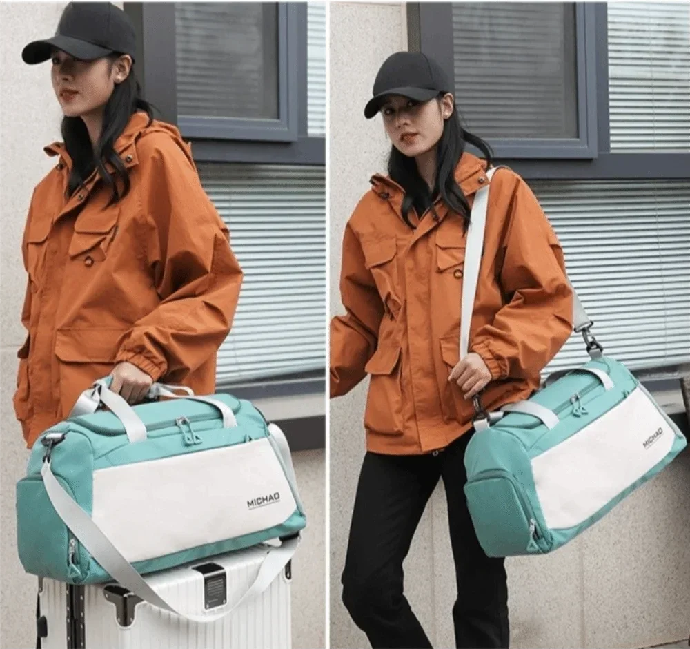 Découvrez le sac de sport femme avec compartiment étanche pour vêtements humides, idéal pour les femmes actives cherchant un sac de sport femme polyvalent pour yoga et piscine, ce sac de sport femme imperméable en polyester Oxford résistant aux intempéries offre une organisation intelligente avec séparation sèche et humide pour éviter les odeurs désagréables, parfait comme sac de sport femme grande capacité 50x27x23 cm pour week-end improvisé ou entraînement quotidien, disponible en coloris tendance comme s