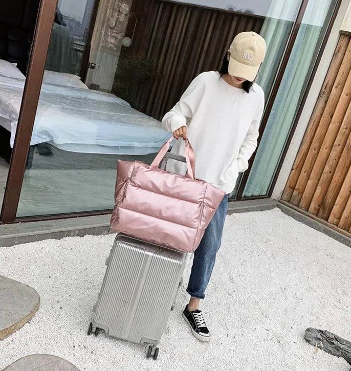 Découvrez le sac de sport femme ImperFit™, l'accessoire parfait pour les femmes actives cherchant un sac de sport femme imperméable en nylon Oxford haute densité déperlant anti-usure et respirant, un sac de sport femme grande capacité 36-55L modulable pour fitness yoga piscine ou voyage week-end, un sac de sport femme avec compartiment chaussures ventilé pour séparer linge propre et affaires mouillées, un sac de sport femme porte-tapis yoga intégré idéal pour séances pilates ou yoga femme imperméable, un sa