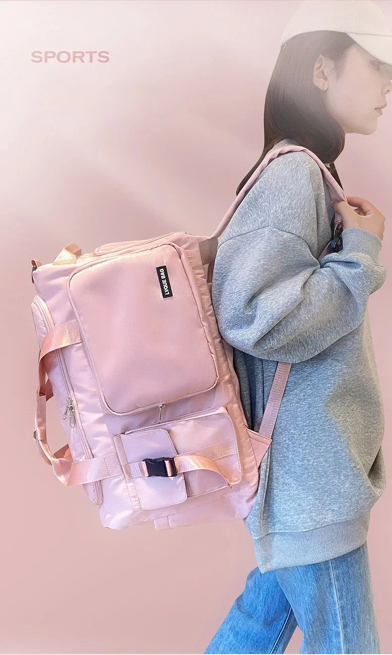 Le sac de sport femme Nuvoria™ se distingue par son design élégant et fonctionnel. Conçu en nylon imperméable, il protège vos affaires dans toutes les conditions. Son compartiment à chaussures ventilé garde vos baskets séparées et fraîches. Avec son grand espace principal, il accueille facilement vêtements, serviette et accessoires. Grâce à son manchon trolley intégré, il devient un parfait sac de voyage week-end. Ses poches zippées latérales permettent une organisation impeccable au quotidien. 