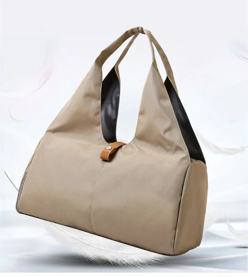 Découvrez le sac de sport femme élégant et fonctionnel pour toutes activités quotidiennes, idéal comme sac de sport femme 25L en nylon imperméable résistant à la pluie pour yoga et natation, ce sac de sport femme polyvalent avec compartiment chaussures indépendant évite les odeurs et salissures sur vêtements propres, parfait pour sac de sport femme avec poche étanche intérieure pour séparer maillots humides et affaires sèches lors de séances fitness ou piscine, disponible en design unisexe comme sac de spor