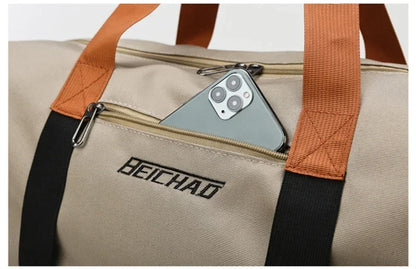 Découvrez le sac de sport femme Movella™, l'accessoire indispensable pour les femmes actives à la recherche d'un sac de sport femme imperméable en tissu Oxford résistant aux intempéries, un sac de sport femme avec compartiment séparé pour chaussures et linge humide pour une organisation hygiénique, un sac de sport femme polyvalent adaptable du bureau à la salle de sport avec capacité généreuse de 20-35L pour 3-5 jours d'affaires, un sac de sport femme élégant disponible en 7 couleurs tendance comme vert kak