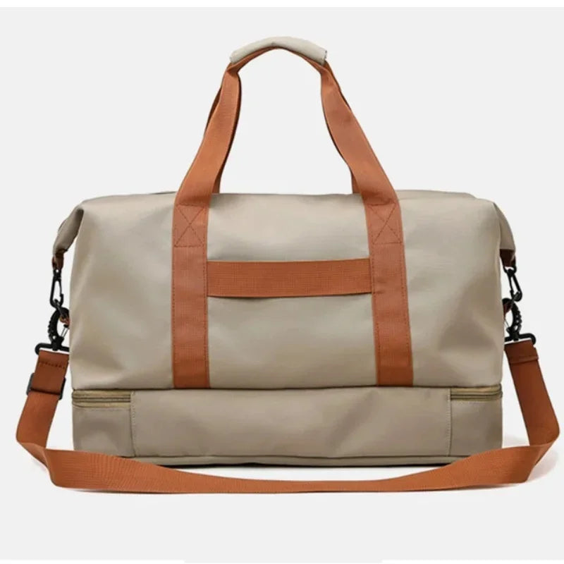 Découvrez le sac de sport femme Movella™, l'accessoire indispensable pour les femmes actives à la recherche d'un sac de sport femme imperméable en tissu Oxford résistant aux intempéries, un sac de sport femme avec compartiment séparé pour chaussures et linge humide pour une organisation hygiénique, un sac de sport femme polyvalent adaptable du bureau à la salle de sport avec capacité généreuse de 20-35L pour 3-5 jours d'affaires, un sac de sport femme élégant disponible en 7 couleurs tendance comme vert kak