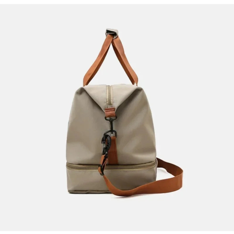 Découvrez le sac de sport femme Movella™, l'accessoire indispensable pour les femmes actives à la recherche d'un sac de sport femme imperméable en tissu Oxford résistant aux intempéries, un sac de sport femme avec compartiment séparé pour chaussures et linge humide pour une organisation hygiénique, un sac de sport femme polyvalent adaptable du bureau à la salle de sport avec capacité généreuse de 20-35L pour 3-5 jours d'affaires, un sac de sport femme élégant disponible en 7 couleurs tendance comme vert kak