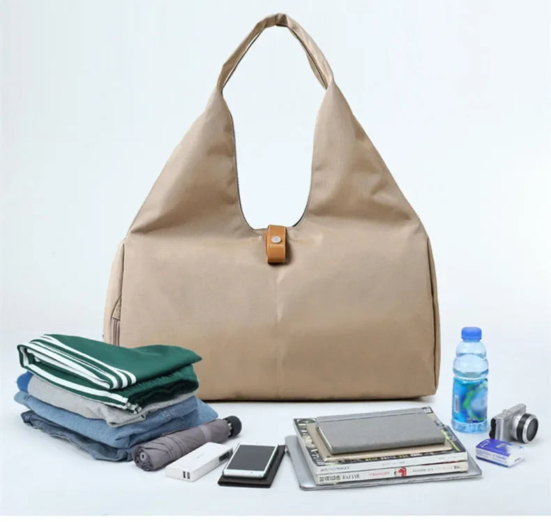 Découvrez le sac de sport femme élégant et fonctionnel pour toutes activités quotidiennes, idéal comme sac de sport femme 25L en nylon imperméable résistant à la pluie pour yoga et natation, ce sac de sport femme polyvalent avec compartiment chaussures indépendant évite les odeurs et salissures sur vêtements propres, parfait pour sac de sport femme avec poche étanche intérieure pour séparer maillots humides et affaires sèches lors de séances fitness ou piscine, disponible en design unisexe comme sac de spor