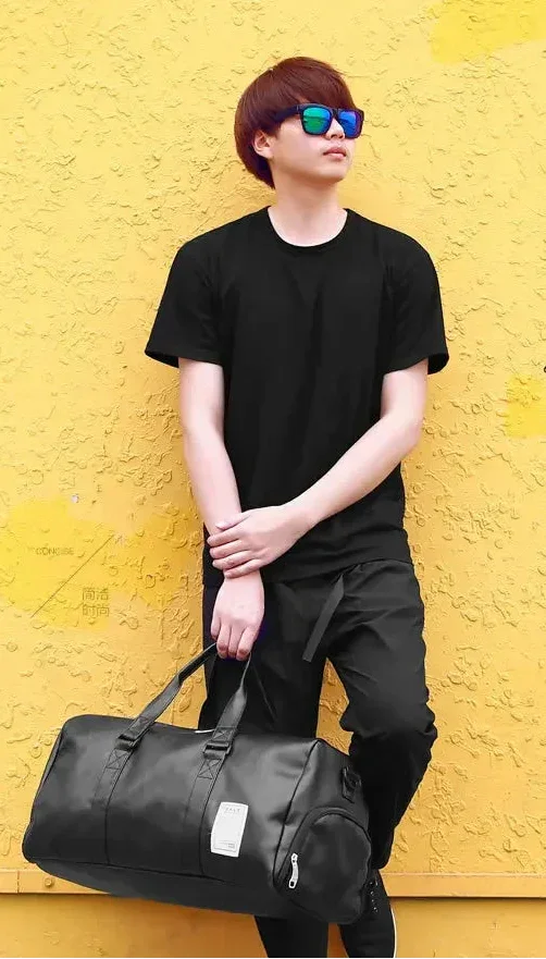 Le sac de sport femme Élégance Polyvalent™ se distingue par son design raffiné et fonctionnel. Conçu en cuir PU souple et imperméable, il protège vos affaires dans toutes les conditions tout en ajoutant une touche chic à votre style. Son compartiment à chaussures séparé garde vos baskets à part, préservant la propreté et l’organisation de votre espace intérieur. Grâce à son grand volume de 20 à 35 litres, il accueille aisément vêtements, accessoires de sport et effets personnels. Ses poches zippées multiple