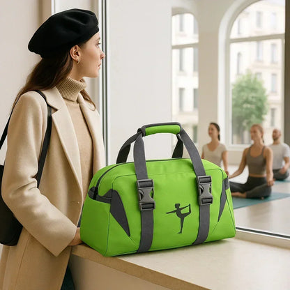 Le sac de sport femme Zenova imperméable pour yoga et fitness offre une capacité de 20-35L idéale pour transporter tenues et accessoires, avec un compartiment chaussures séparé parfait pour voyage cabine et activités quotidiennes, fabriqué en nylon Oxford résistant à l'humidité pour piscine et fitness, ergonomique avec bretelles ajustables pour un confort optimal sans douleur d'épaule, doté d'une organisation optimale pour tapis, gourde et vêtements, léger et durable adapté aux week-ends actifs et déplaceme